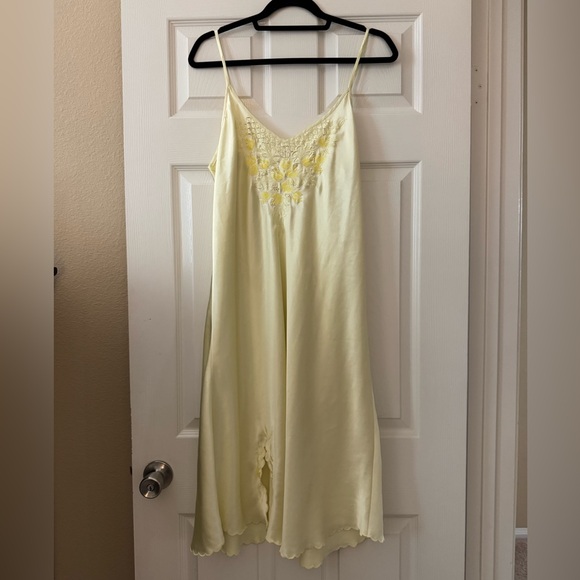 Elegant Yellow Lace Trim Nightgown Set - Picture 3 of 13